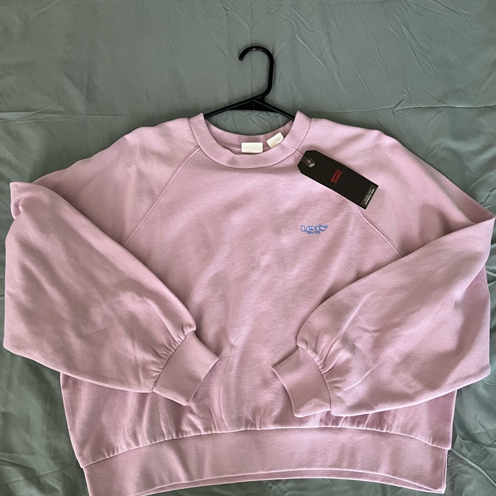 BRANDNEW NEVERWORN Levi’s lavender cropped sweatshirt
